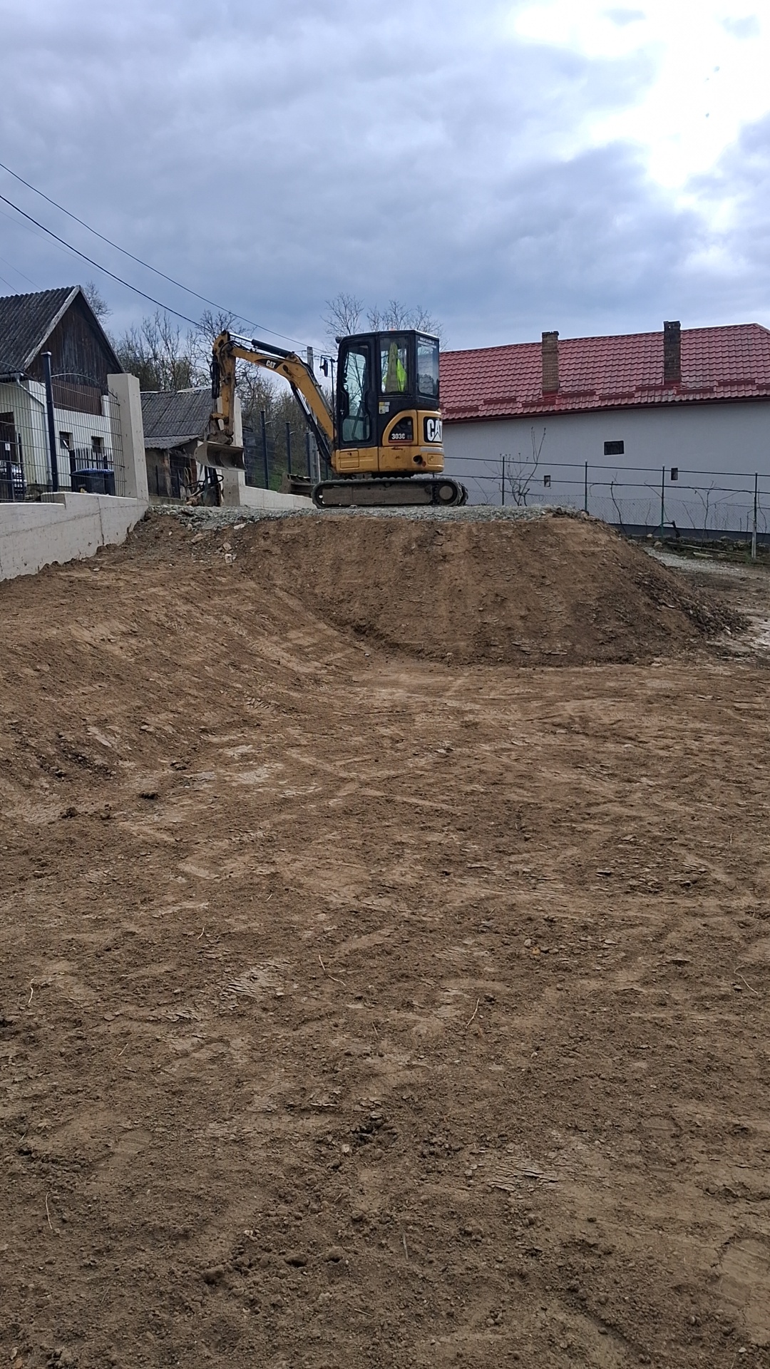 Excavator CAT lucrand pe santier in Cluj