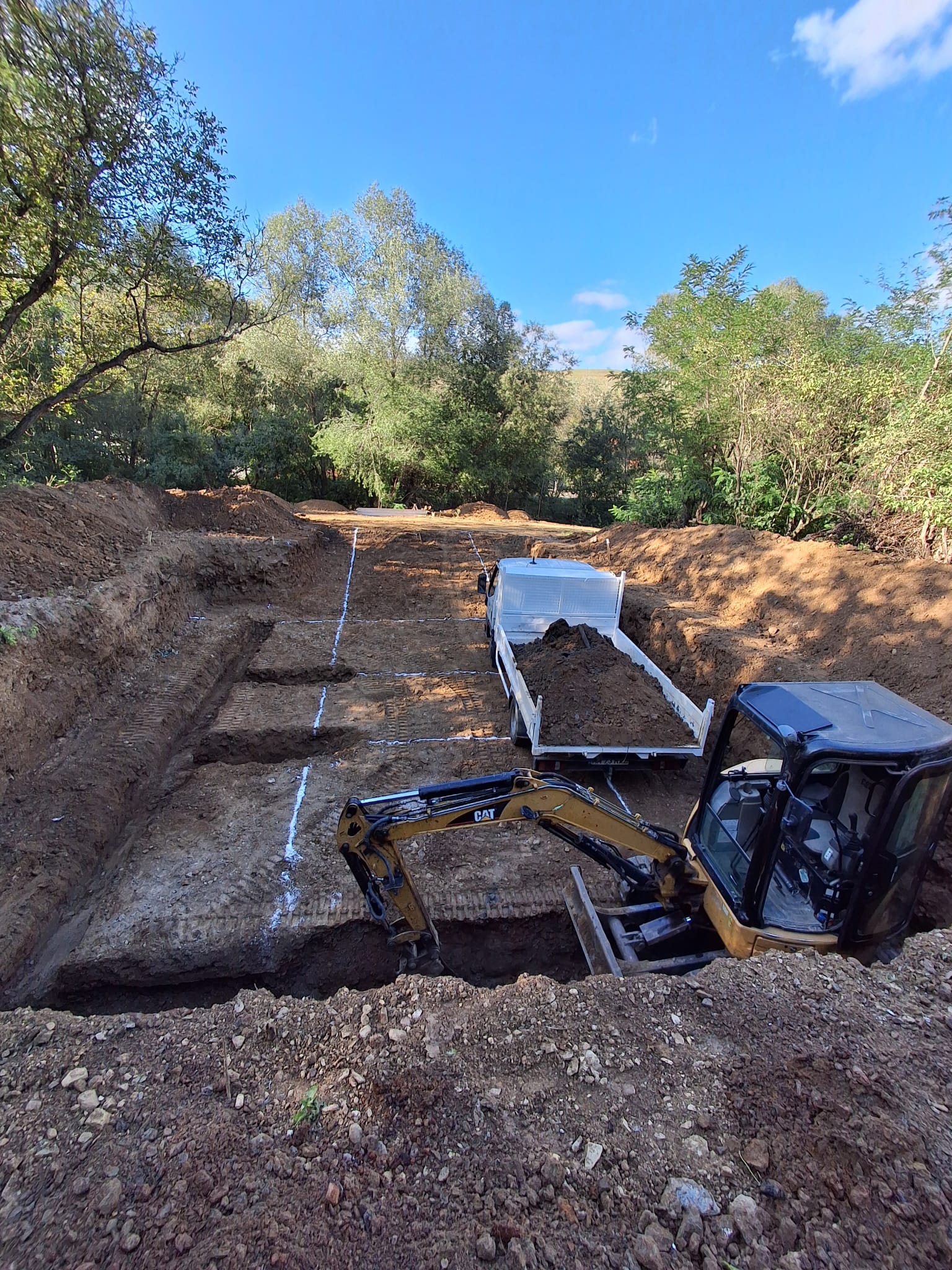 Excavator CAT lucrand la fundatii in Cluj